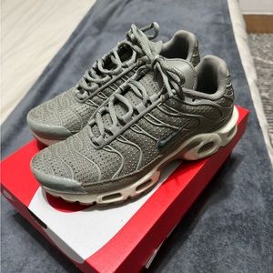 Nike Air Max Plus Dark Stucco Size 6 Womens